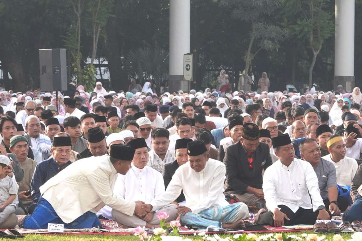 Gubernur Jawa Barat Dedi Mulyadi melaksanakan salat Idul Fitri bersama ribuan warga di Lapangan Gasibu Bandung (Dok. jabarprov.go.id)