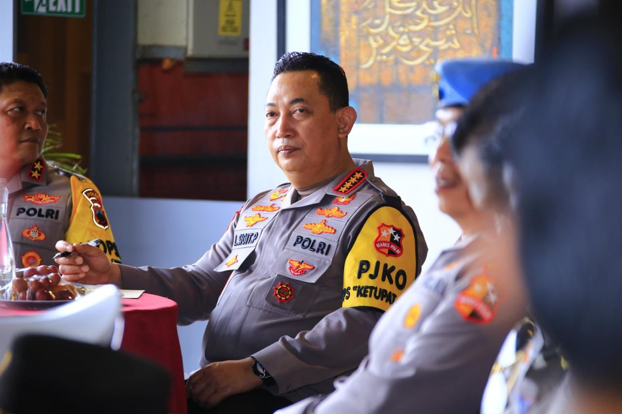 Kapolri Listyo Sigit Prabowo di Rest Area 456 wilayah Salatiga untuk memantau kesiapan arus balik dan one way nasional. (Mabes Polri)