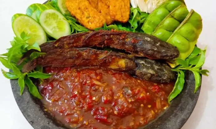 Ilustrasi pecel lele Lamongan. (cookpad)