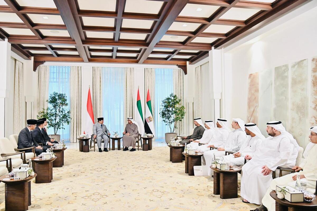 Presiden RI Prabowo Subianto bersama Presiden PEA Mohamed bin Zayed Al Nahyan saat bertemu di Istana Qasr Al Shatie, Abu Dhabi (Dok. setneg.go.id)