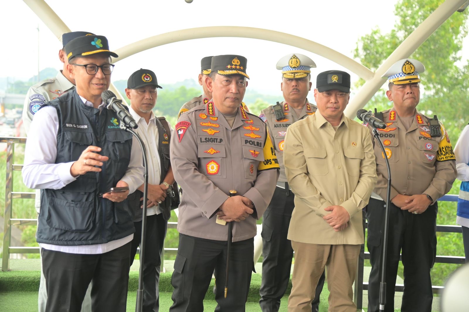 Menkes Budi Sadikin bersama Kapolri Listyo Sigit Prabowo (tengah) saat mengecek arus mudik lebaran. (Mabes Polri)