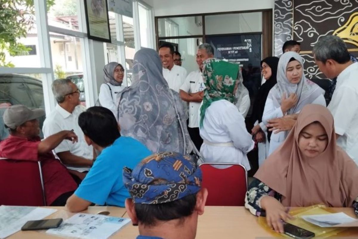 Pemkot Cirebon lakukan sidak ke sejumlah instansi pelayanan publik di Kota Cirebon. (Fathnur Rohman/Antara)