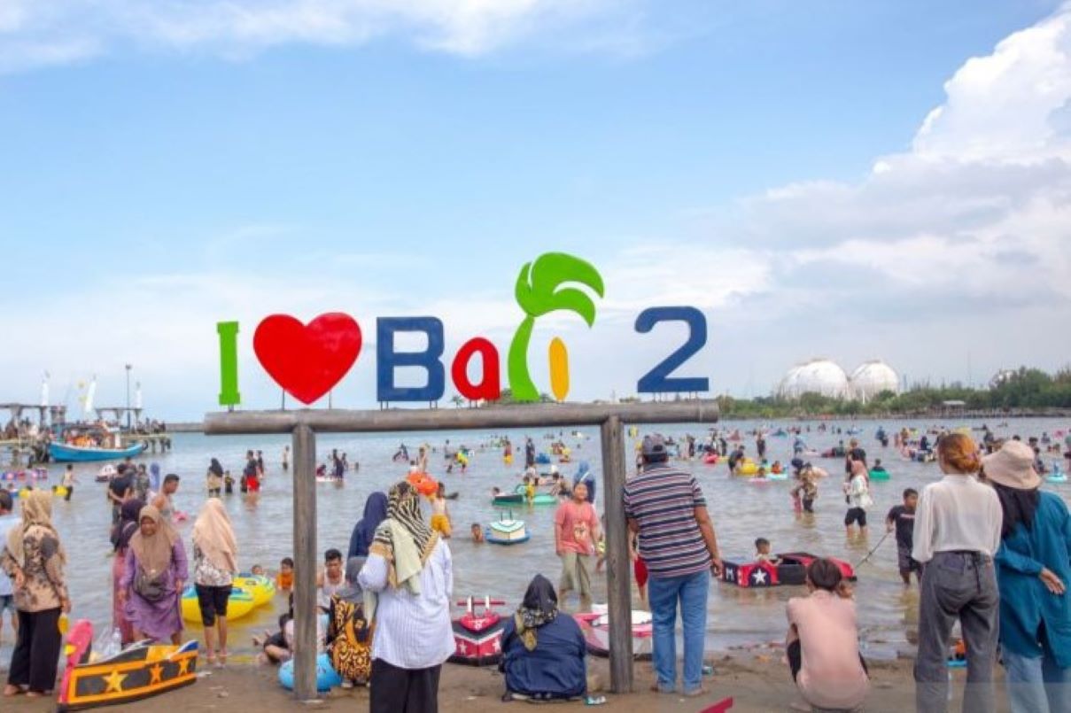Kawasan Pantai Balongan Indah (Bali) di Indramayu, saat libur Lebaran. (Fathnur Rohman/Antara)