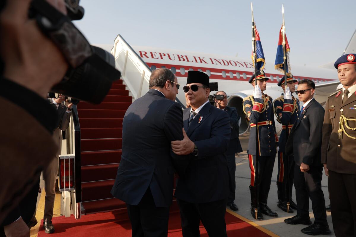 Presiden Mesir Abdel Fattah El-Sisi menyambut kedatangan Presiden Republik Indonesia Prabowo Subianto pada kunjungannnya ke Mesir (12/4/2025). (Dok. setneg.go.id)