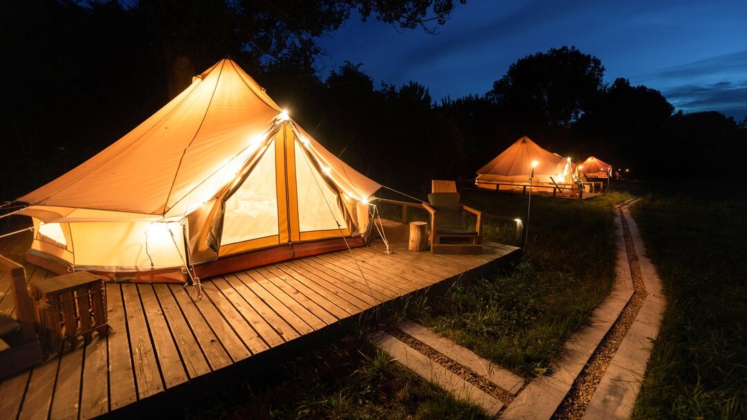 Ilustrasi glamping. (freepik)