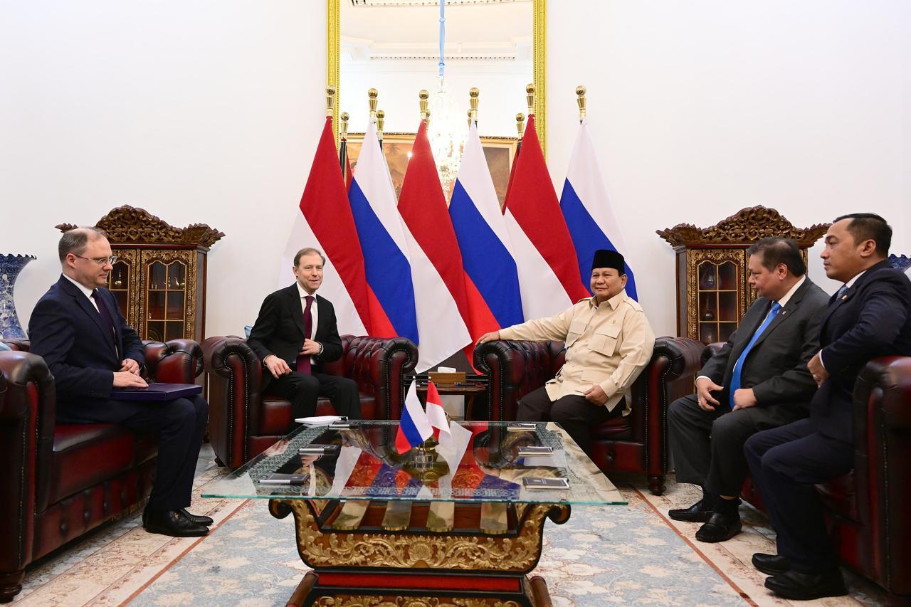 Presiden Prabowo Subianto menyambut hangat Wakil Perdana Menteri Pertama Federasi Rusia, Denis V. Manturov di Istana Merdeka, Jakarta, Selasa (15/4/2025) (Dok. setneg.go.id)