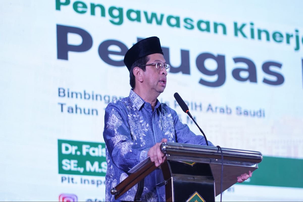 Plt Irjen Kemenag, Faisal Ali Hasyim, saat memberikan pembekalan kepada calon petugas haji dalam Bimtek PPIH Arab Saudi 1446H/2025M di Asrama Haji Pondok Gede, Jakarta Timur. (Dok. kemenag.go.id)