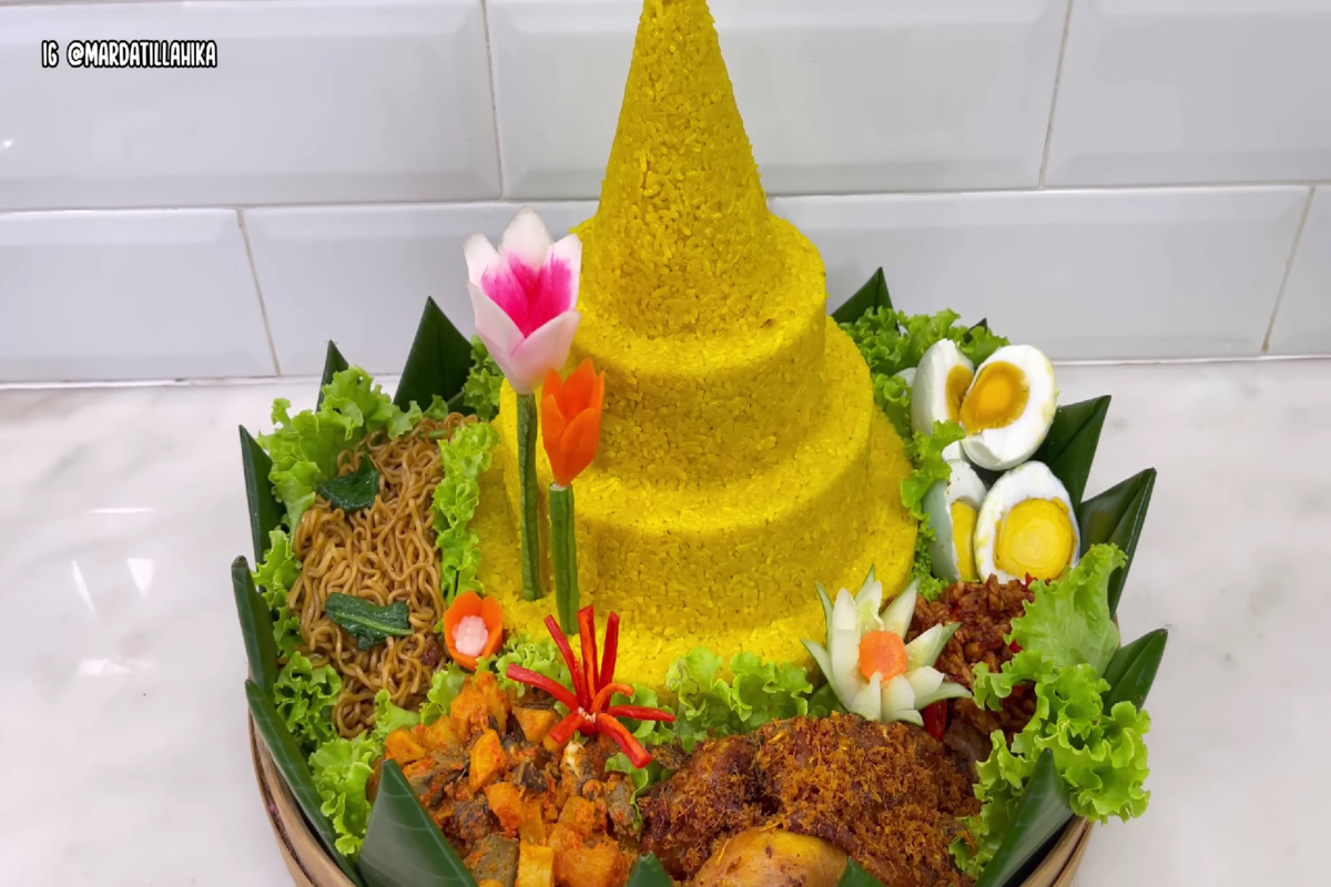 Tumpeng nasi kuning (Dok. YouTube Ika Mardatillah)