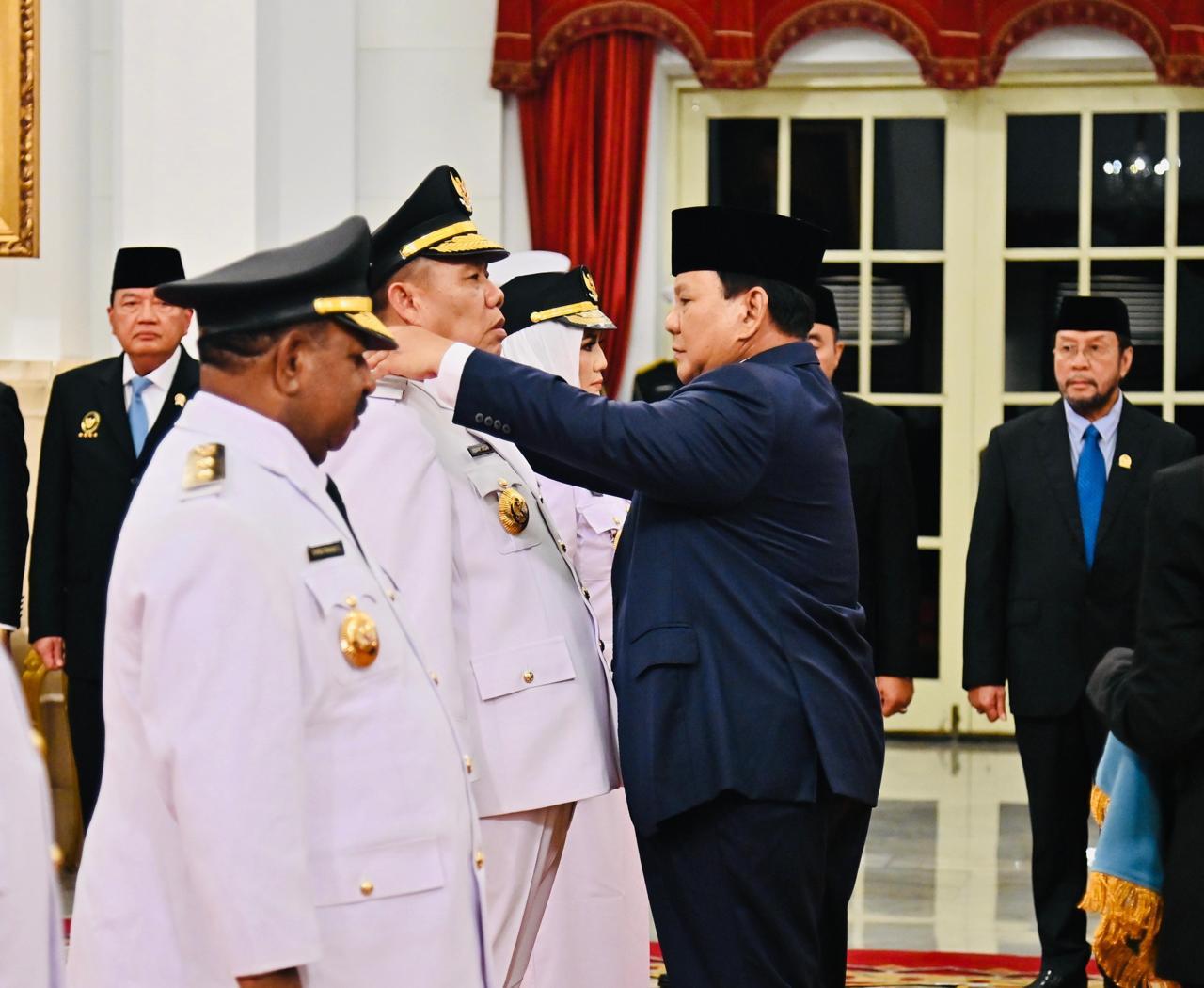 Presiden Prabowo Subianto mengambil sumpah jabatan Gubernur dan Wakil Gubernur Papua Pegunungan serta Kepulauan Bangka Belitung masa jabatan 2025-2030 di Istana Negara (Dok.&nbsp;setneg.go.id)
