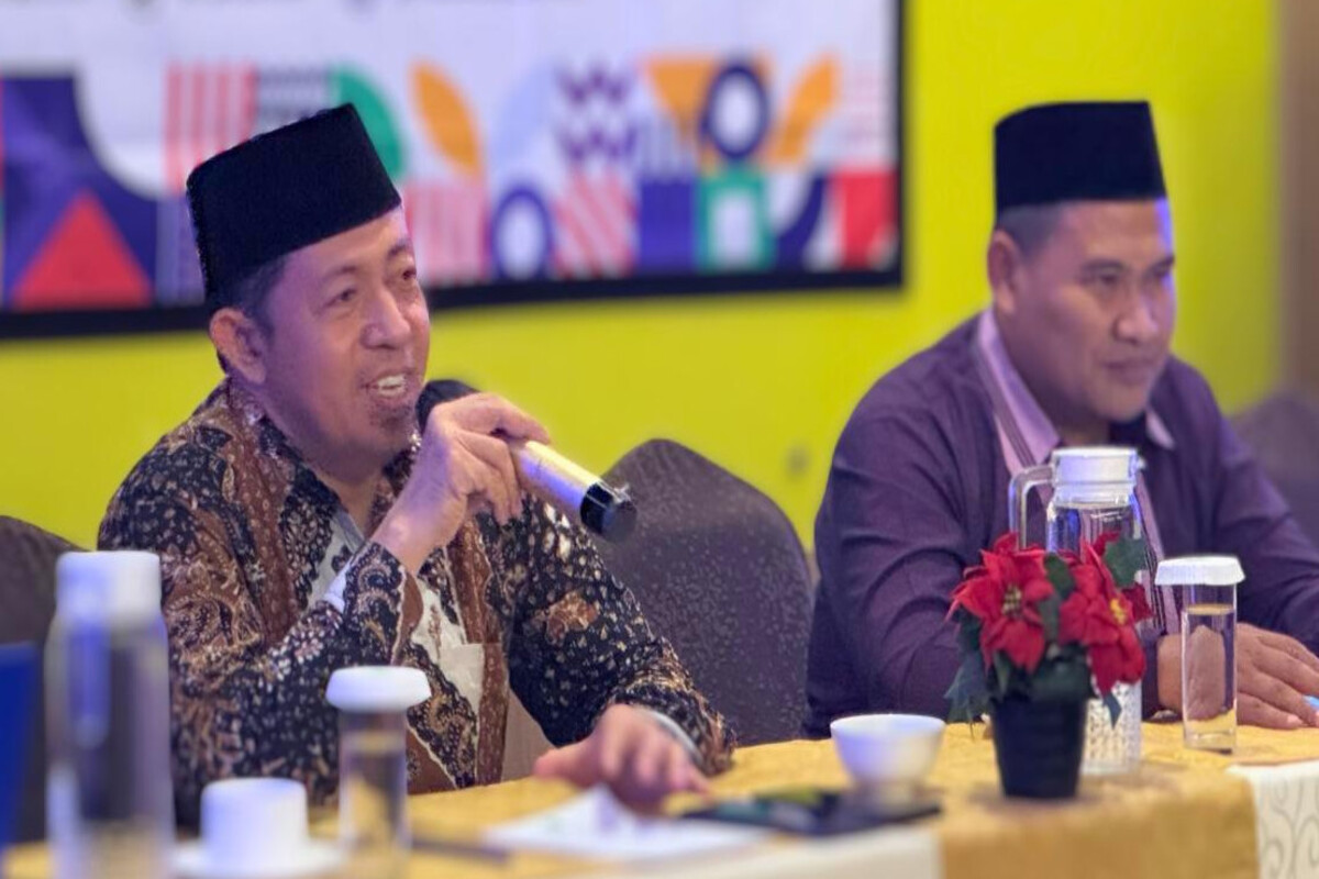 Direktur Pesantren Kemenag, Basnang Said, saat memimpin rapat persiapan Hari Bumi bersama perwakilan Ma&rsquo;had Aly di Jakarta. (Dok. kemenag.go.id)