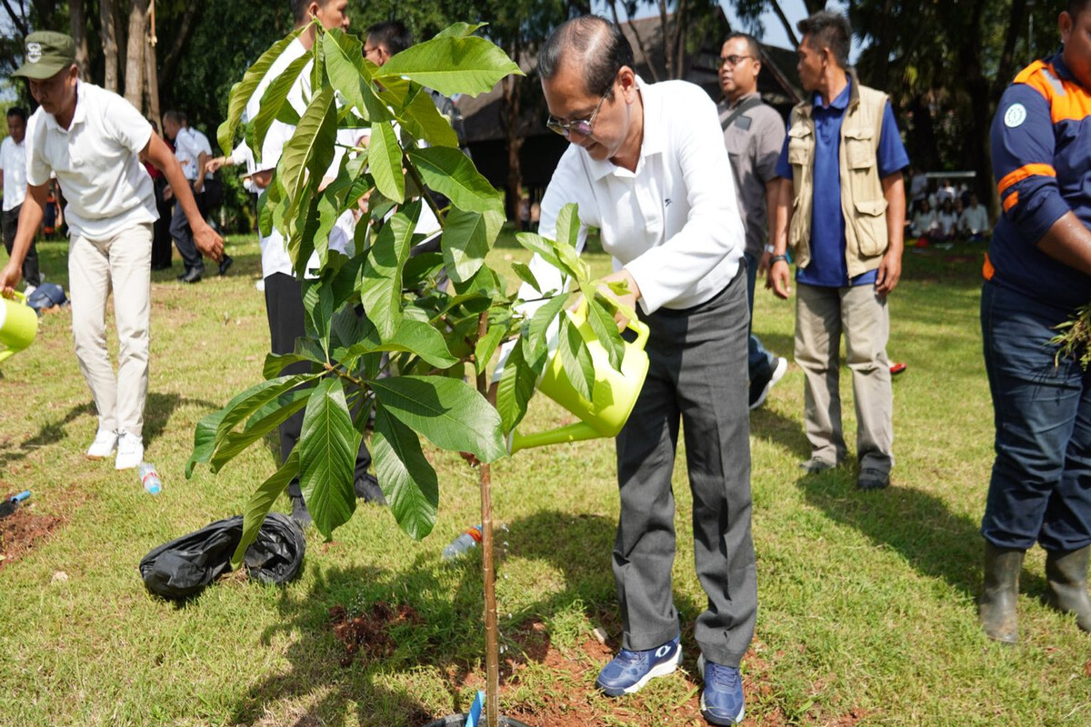 Dirjen Bimas Buddha Supriyadi ikut serta menanam pohon Bodhi dalam rangkaian kegiatan menyambut Waisak 2025 di TMII, Jakarta Timur. (Dok. kemenag.go.id)