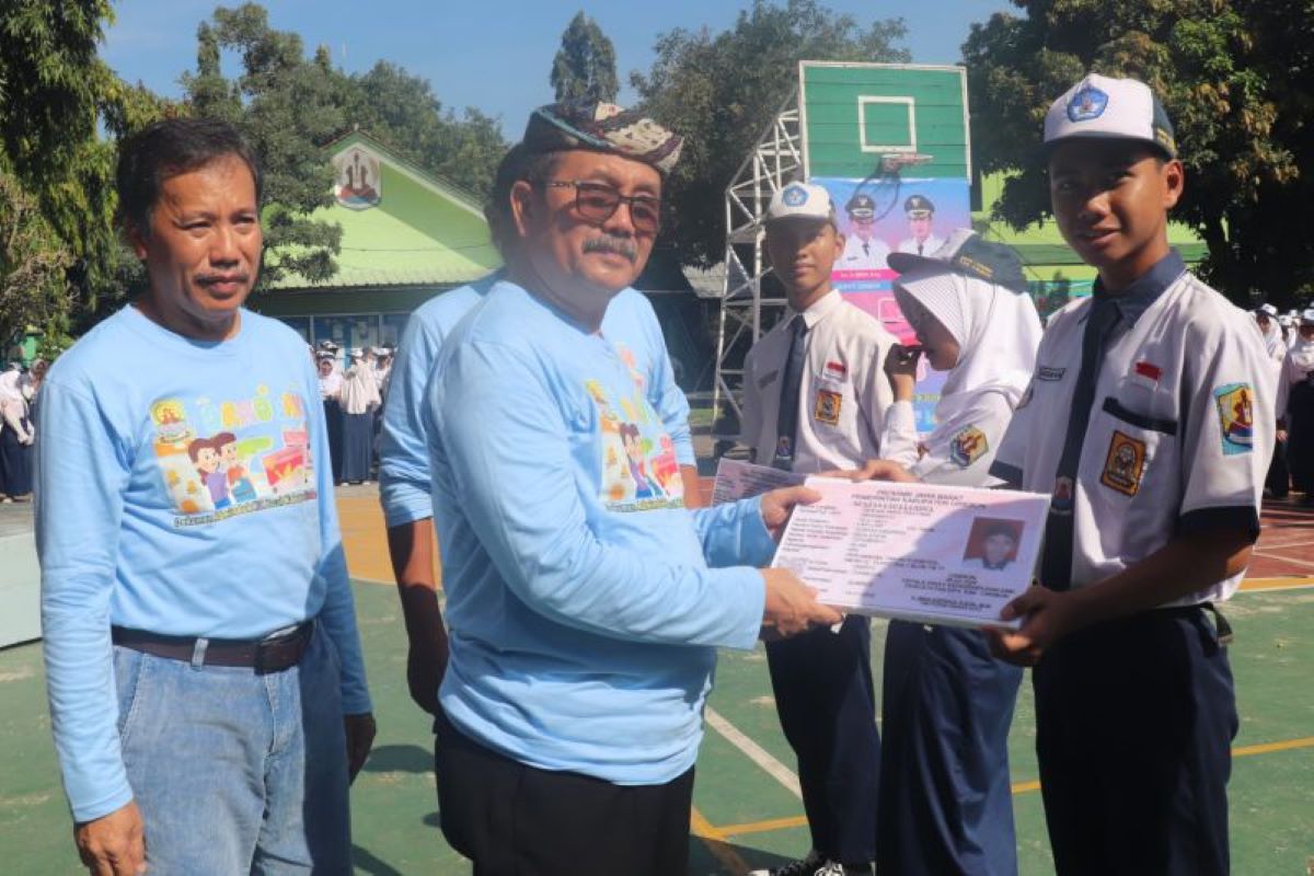 Pemkab Cirebon meluncurkan program Dakocan di SMP Negeri 1 Sumber, Cirebon. (Pemkab Cirebon/Antara)