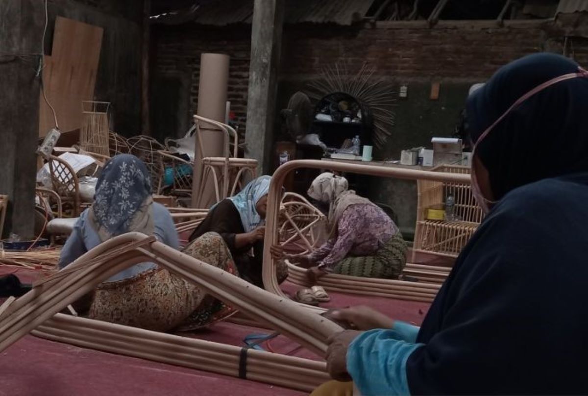 Pekerja furnitur berbahan rotan di Cirebon untuk diekspor ke sejumlah negara. (Fathnur Rohman/Antara)