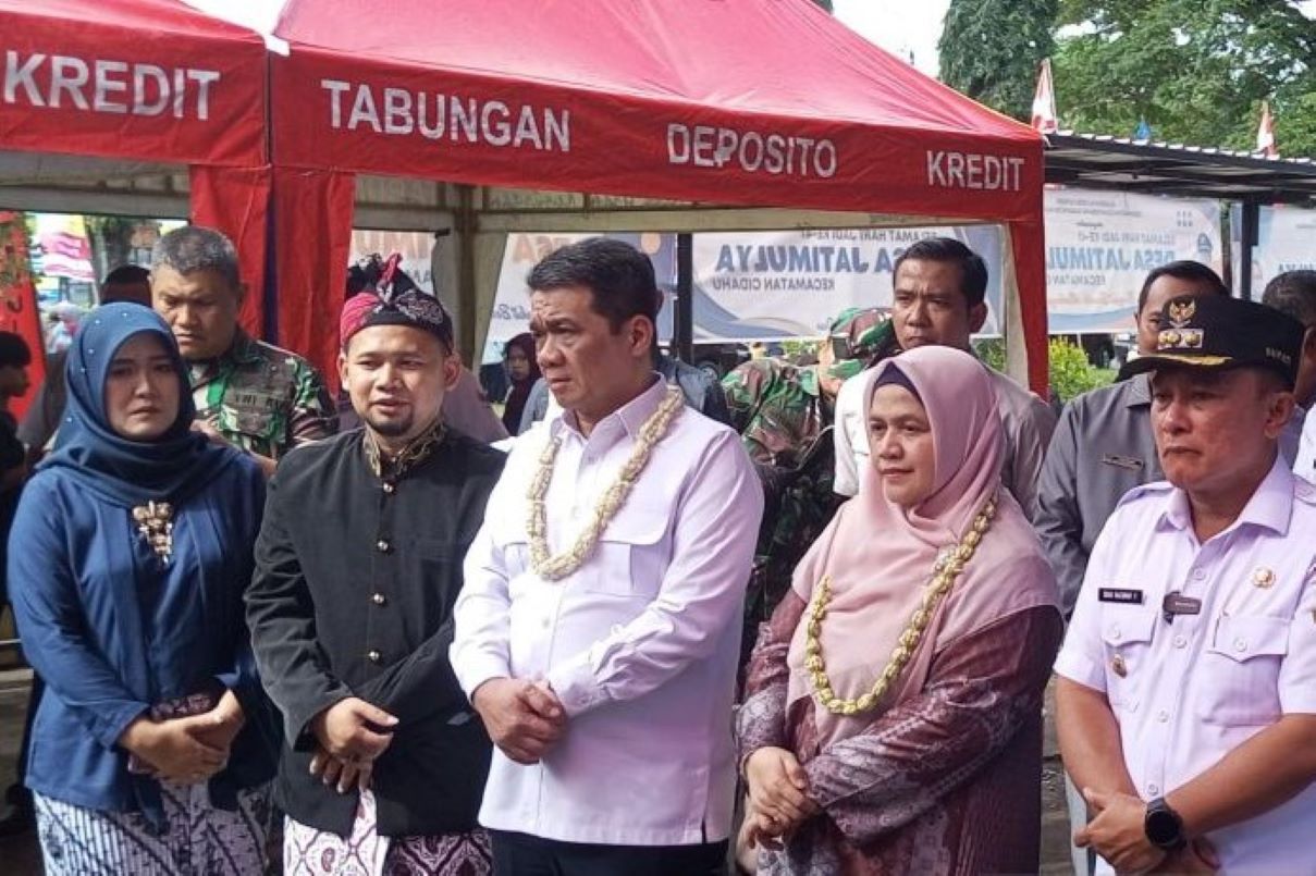 Wamendes PDT Ahmad Riza Patria (tengah) berkunjung di Desa Jatimulya, Kuningan, Rabu (23/4). (Fathnur Rohman/Antara)