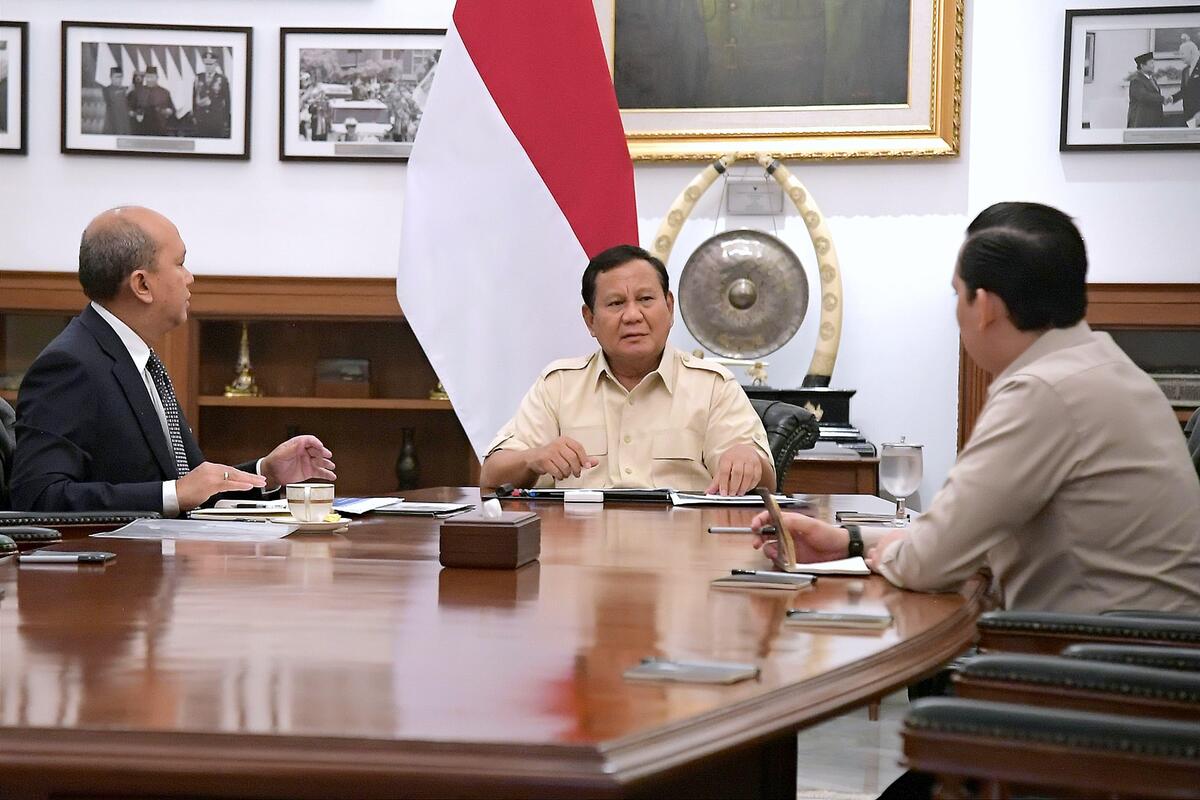 Presiden RI Prabowo Subianto menerima laporan realisasi investasi triwulan I 2025 dari Menteri Investasi Rosan Roeslani di Istana Merdeka, Jakarta. (Dok. setneg.go.id)