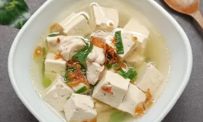Sop tahu simpel yang hangat dan mudah dibuat. (cookpad)