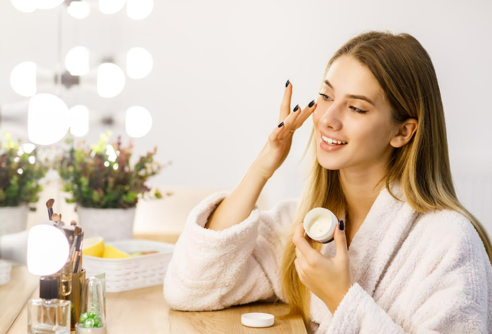 Ilustrasi perempuan yang sedang memakai skincare (Dok. Freepik)