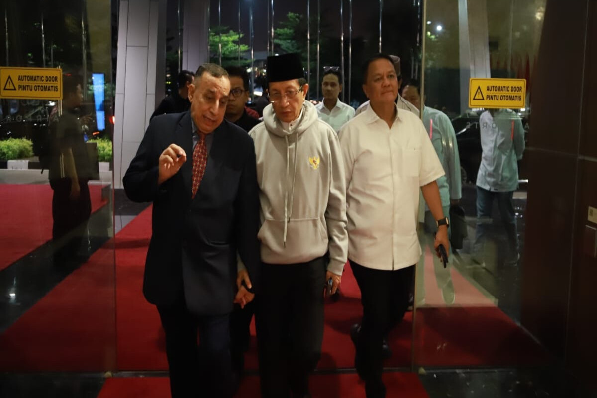 Menteri Agama (Menag) Nasaruddin Umar saat bertolak dari Bandara Soekarno-Hatta menuju Madinah untuk menghadiri Forum Yayasan Hadis. (Dok. kemenag.go.id)