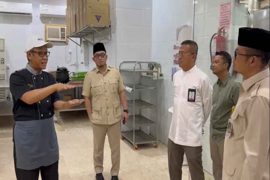 Wakil Kepala BP Haji, Dahnil Anzar Simanjuntak, saat meninjau kesiapan akomodasi dan layanan konsumsi jemaah haji Indonesia di Makkah. (Dok. kemenag.go.id)