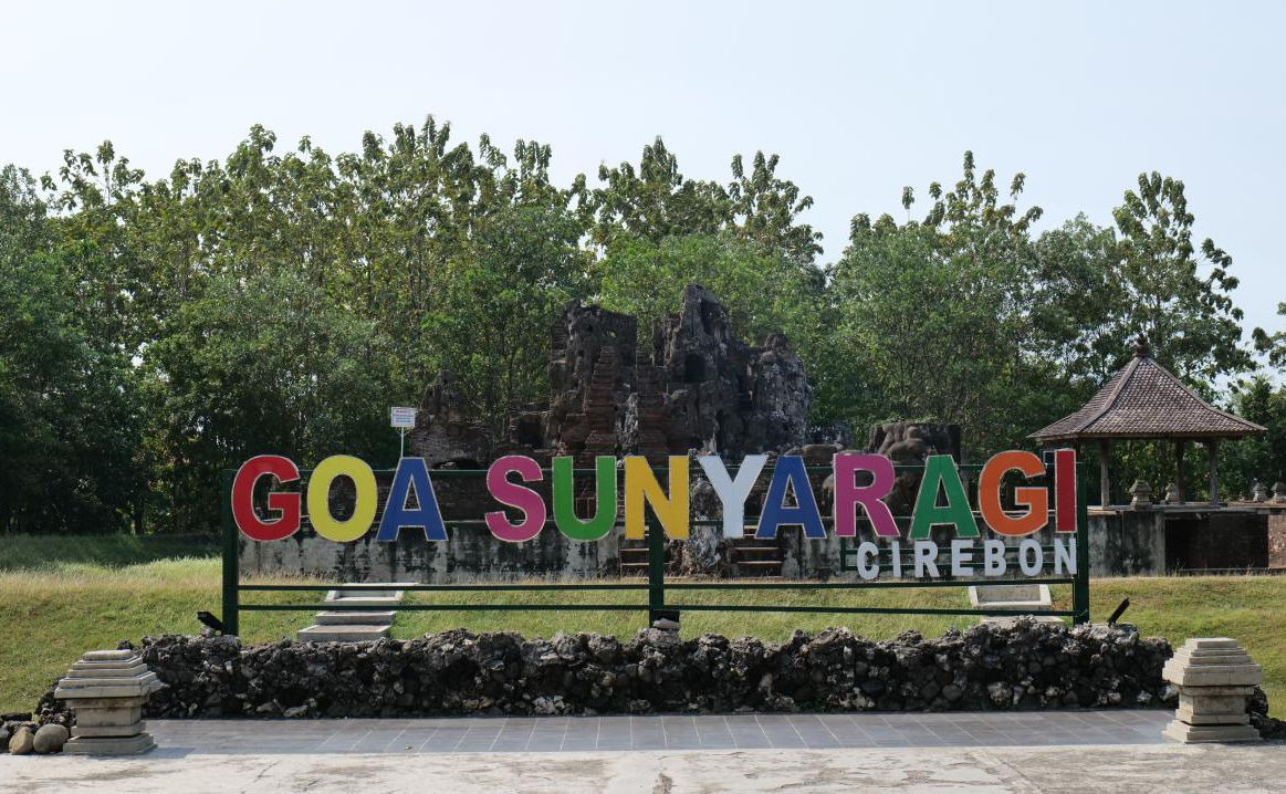 Wisata sejarah gua Sunyaragi. (wonderfulimages.kemenparekraf.go.id)