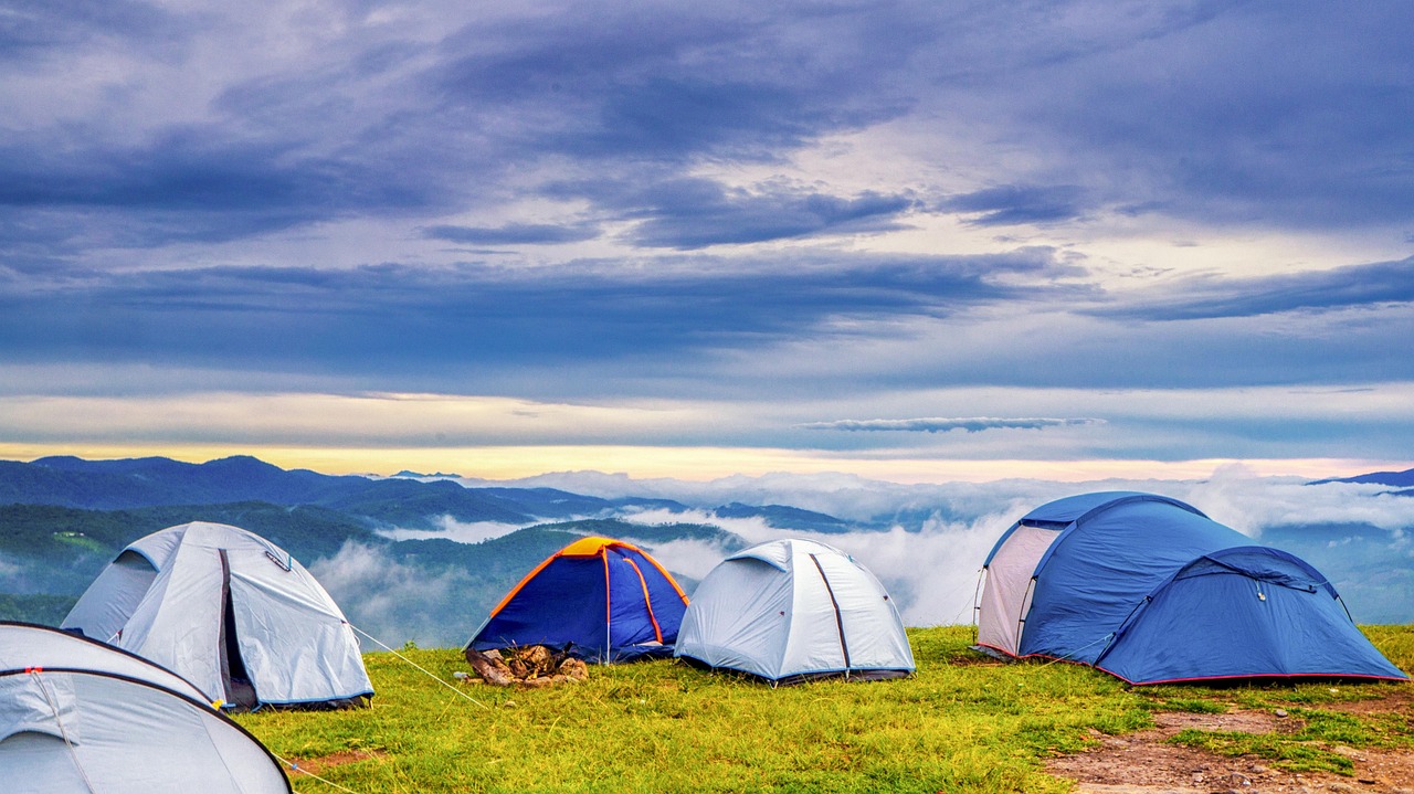 Ilustrasi tempat camping. (Pixabay)