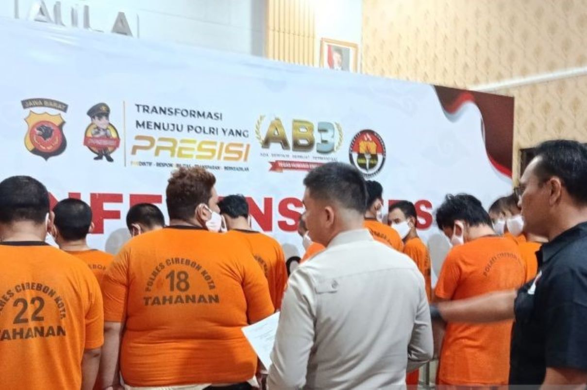 Sejumlah tersangka kasus narkoba Polres Cirebon Kota. (Fathnur Rohman/Antara)