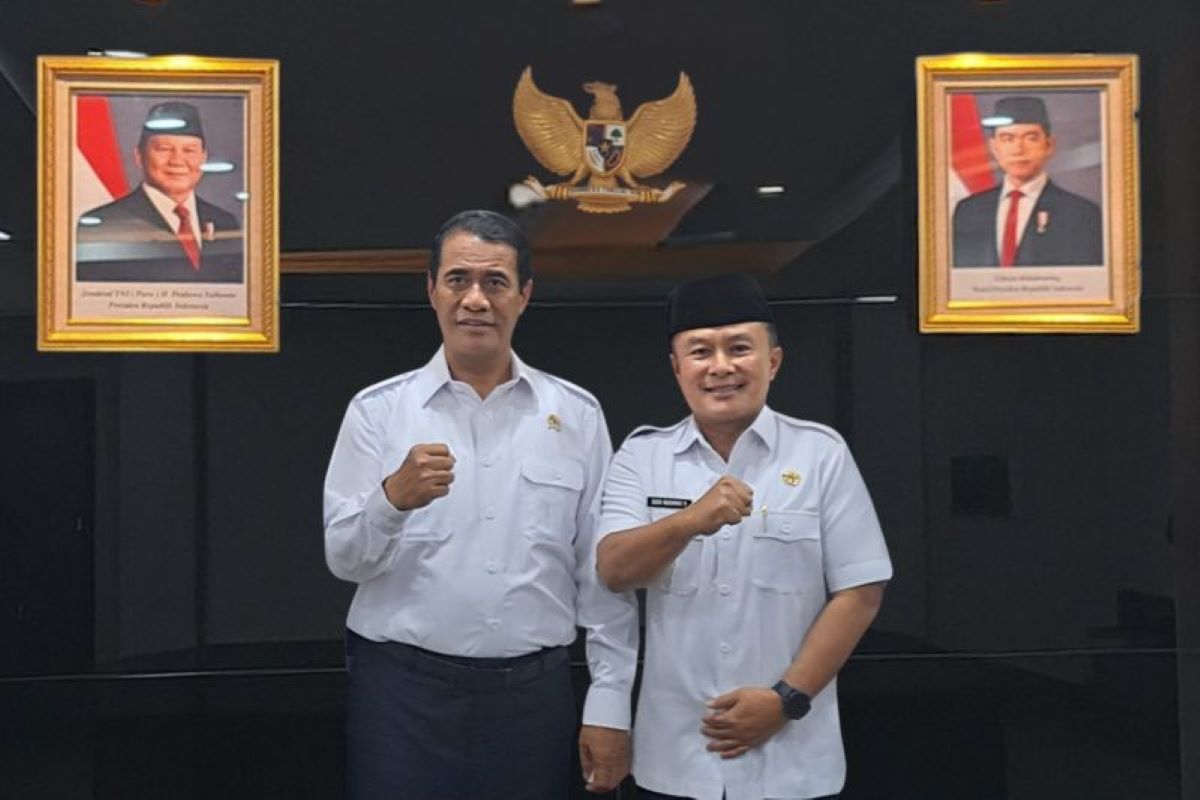 Bupati Kuningan Dian Rachmat Yanuar (kanan) bertemu dengan Mentan Andi Amran Sulaiman di Kantor Kementan, Jakarta, Rabu (30/4). (Antara)