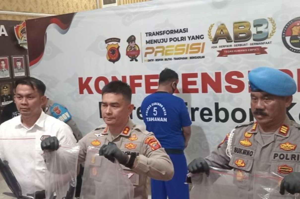 Polres Cirebon Kota konferensi pers kasus perampasan motor dengan senjata api, Rabu (30/4). (Fathnur Rohman/Antara)