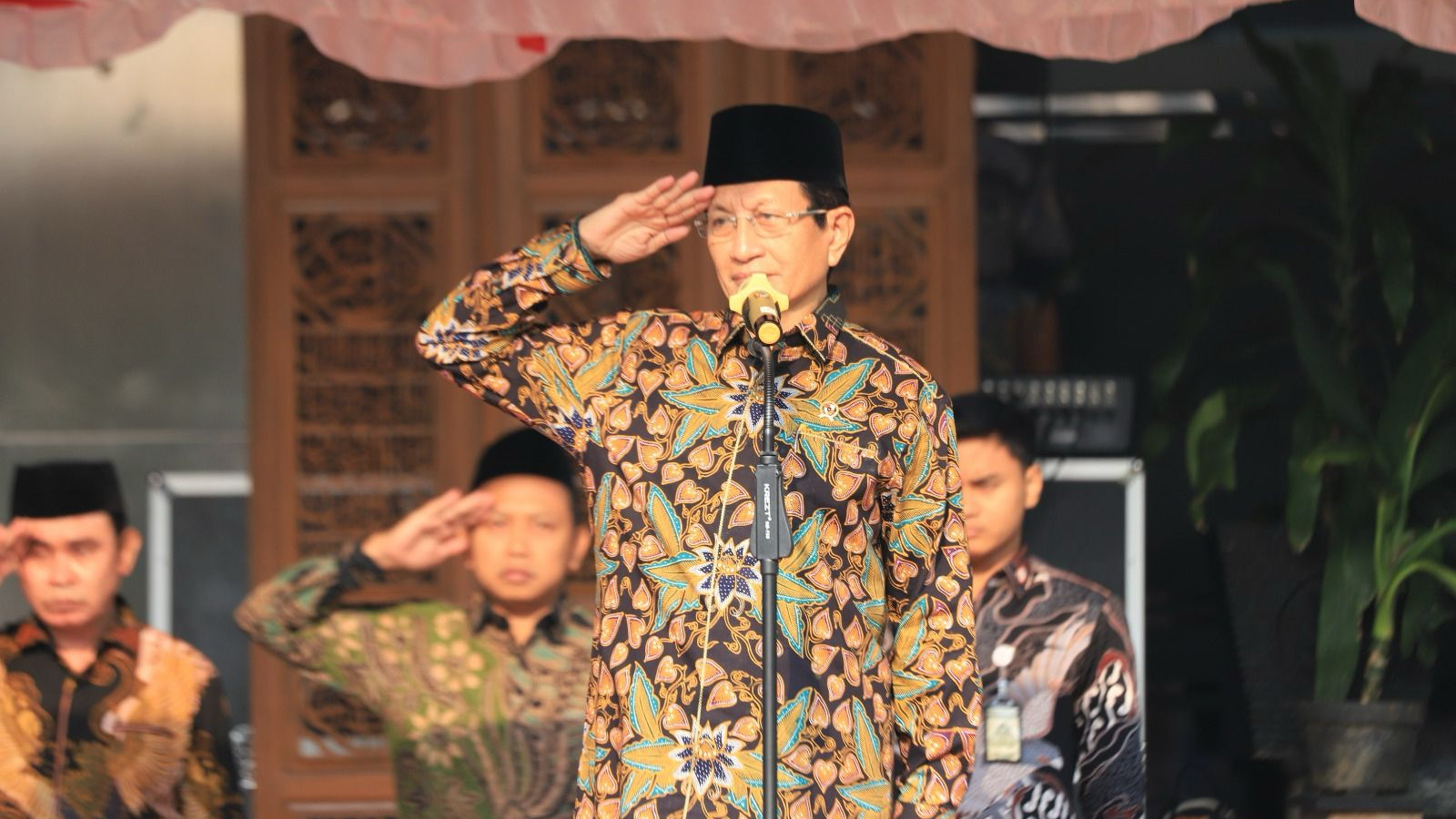 Menag Nasaruddin Umar saat memimpin upacara Hari Pendidikan Nasional di Lapangan Banteng, Jakarta, Jumat (2/5/2025) (Dok. kemenag.go.id)