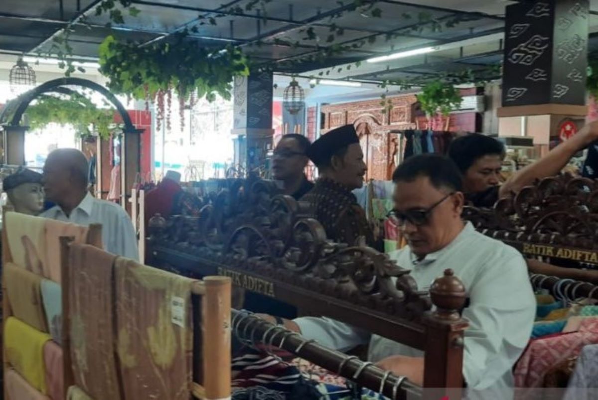 Pengunjung Mall UKM Cirebon. (Fathnur Rohman/Antara)