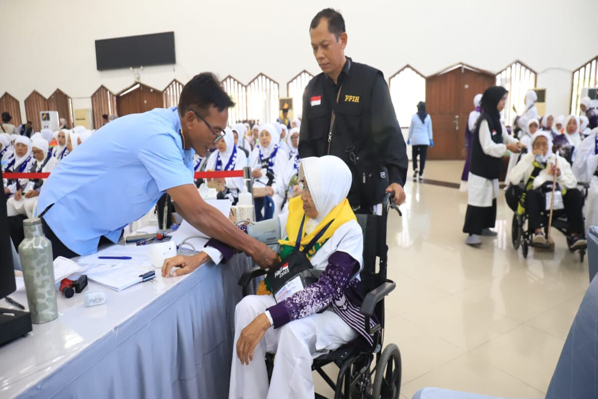 Seorang jemaah menjalani pemeriksaan kesehatan akhir setibanya di Asrama Haji Pondok Gede, Jakarta, Sabtu (3/5/2025) sebagai bagian dari layanan Munakosah. (Dok. MCH 2025).