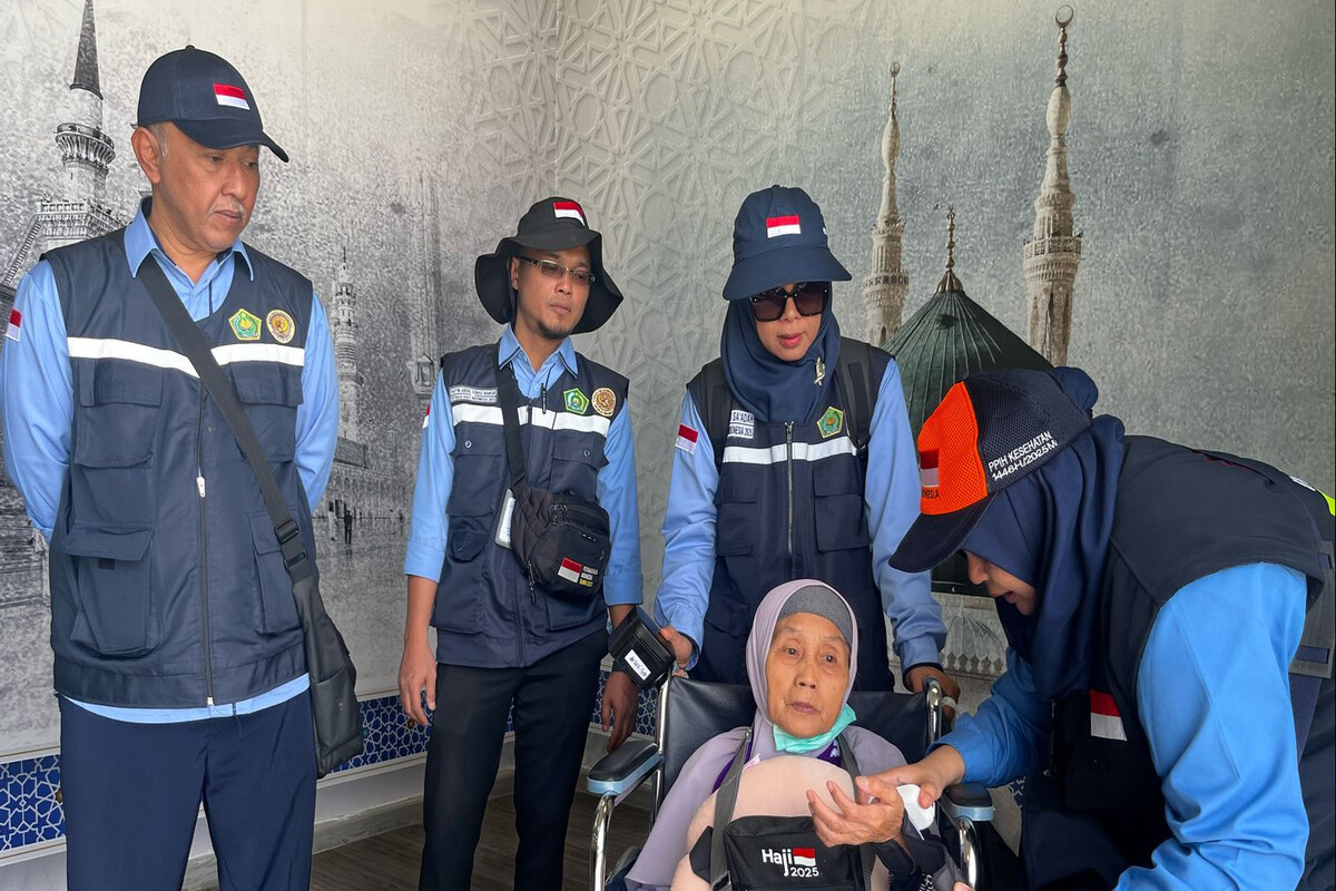 Petugas TKHI memberikan layanan medis kepada jemaah haji asal JKG-05 setibanya di Bandara Amir Muhammad bin Abdul Aziz (AMAA), Madinah, Sabtu (3/5/2025). (Dok. Kemenag.go.id)