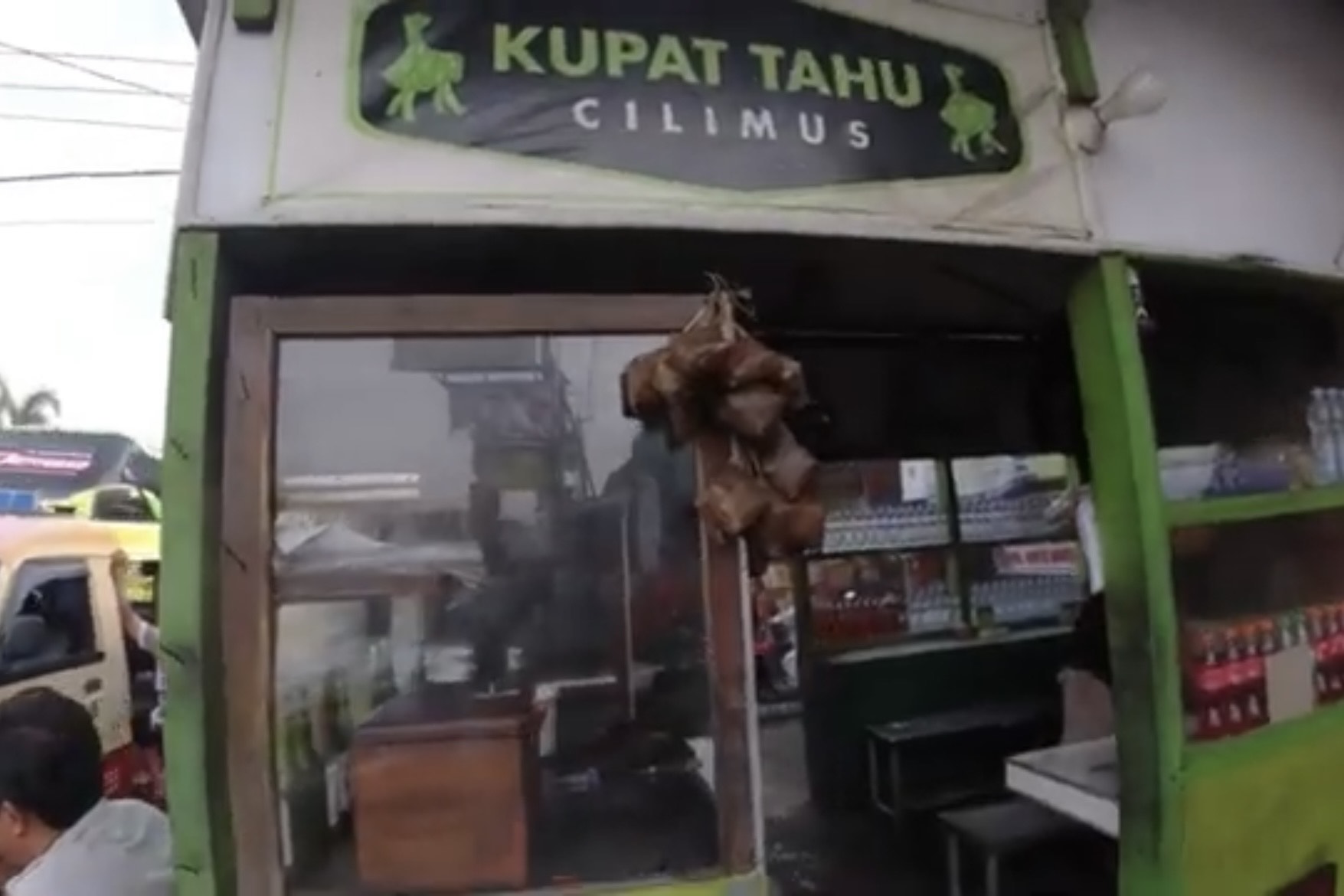 Kupat Tahu Cilimus. (tangkap kayar YouTube Hendri Afrizal)
