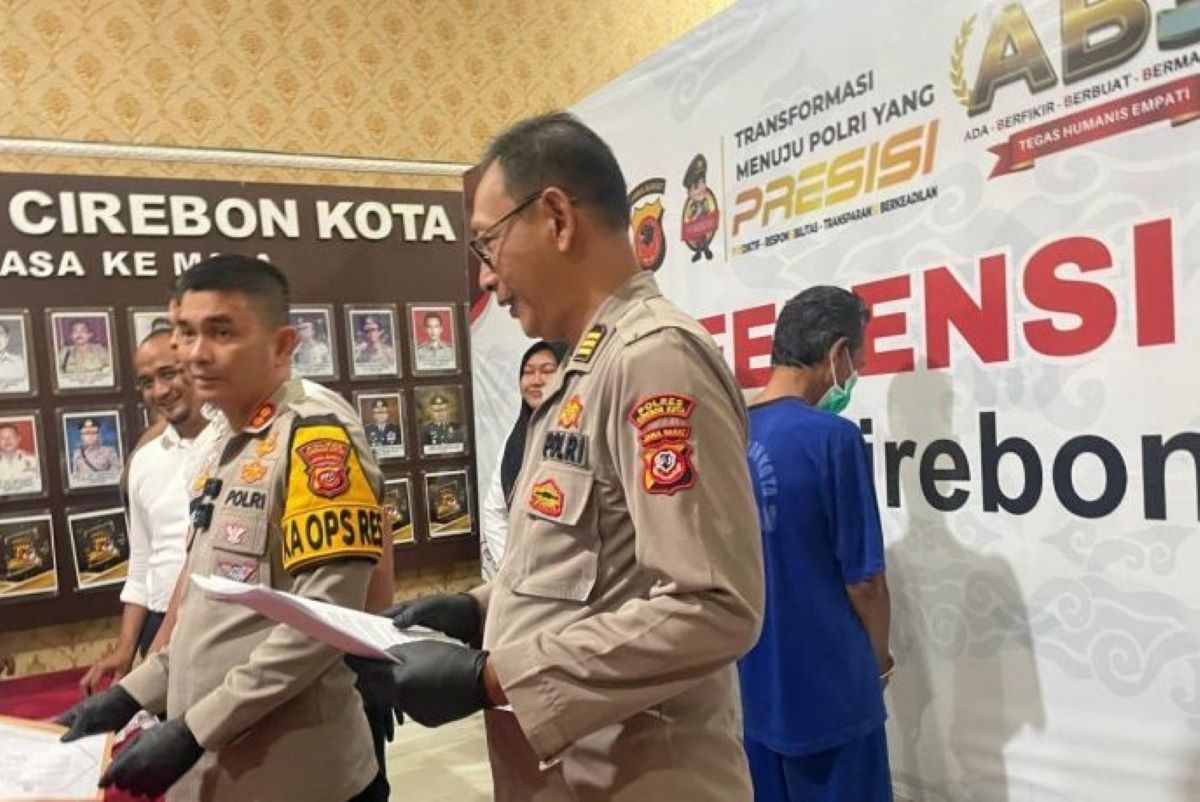 Polres Cirebon Kota konferensi pers terkait kasus dugaan pelecehan anak di bawah umur di Cirebon, Senin (5/5). (Fathnur Rohman/Antara)
