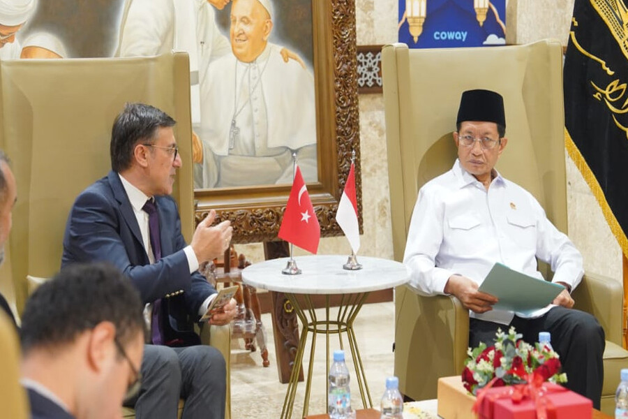 Menteri Agama Nasaruddin Umar berbincang hangat dengan Duta Besar Turki untuk Indonesia, Talip K&uuml;&ccedil;&uuml;kcan, membahas kolaborasi budaya dan keagamaan. (Dok. kemenag.go.id)