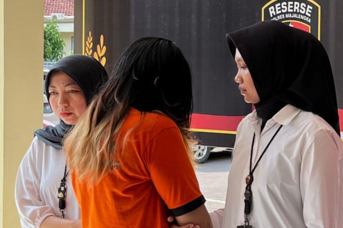 Seorang mahasiswi pelaku penganiayaan dihadirkan dalam konferensi pers di Mapolres Majalengka. (Polres Majalengka/Antara)