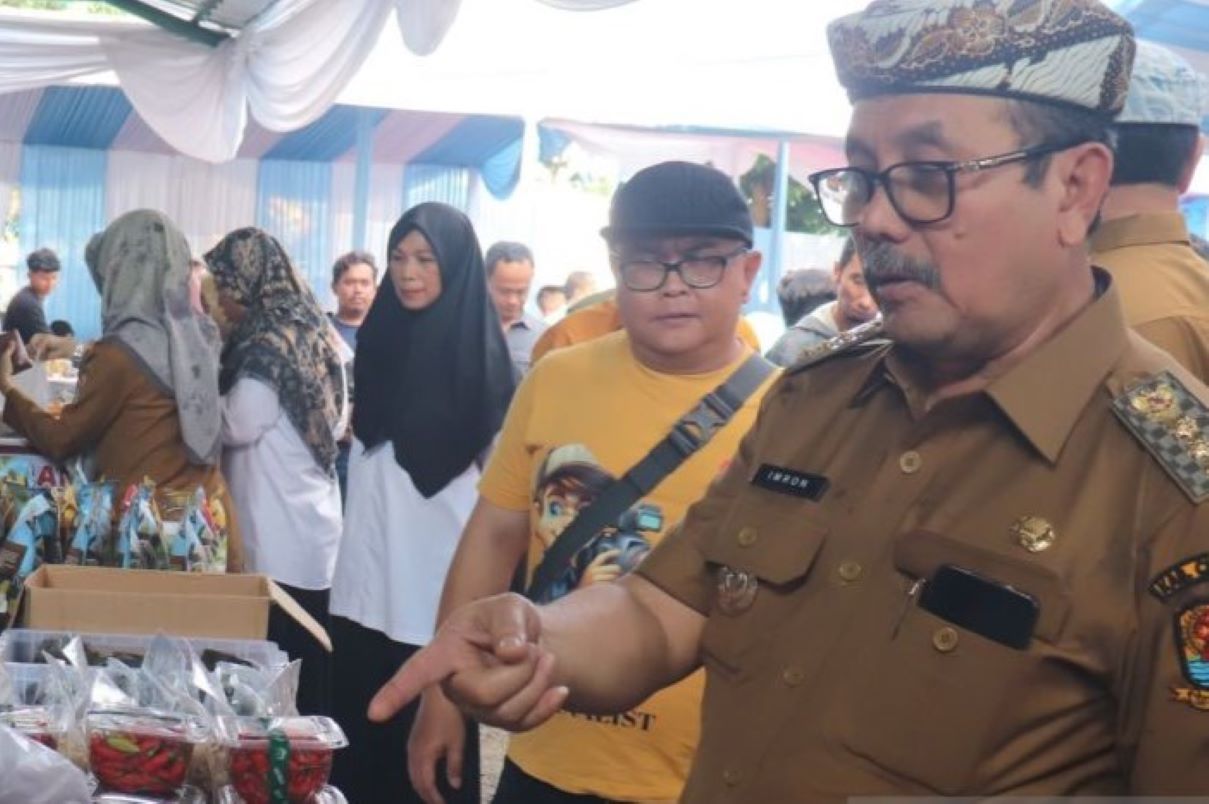 Bupati Cirebon Imron menghadiri program Gemarikan di Kantor DKPP Cirebon. (Fathnur Rohman/Antara)
