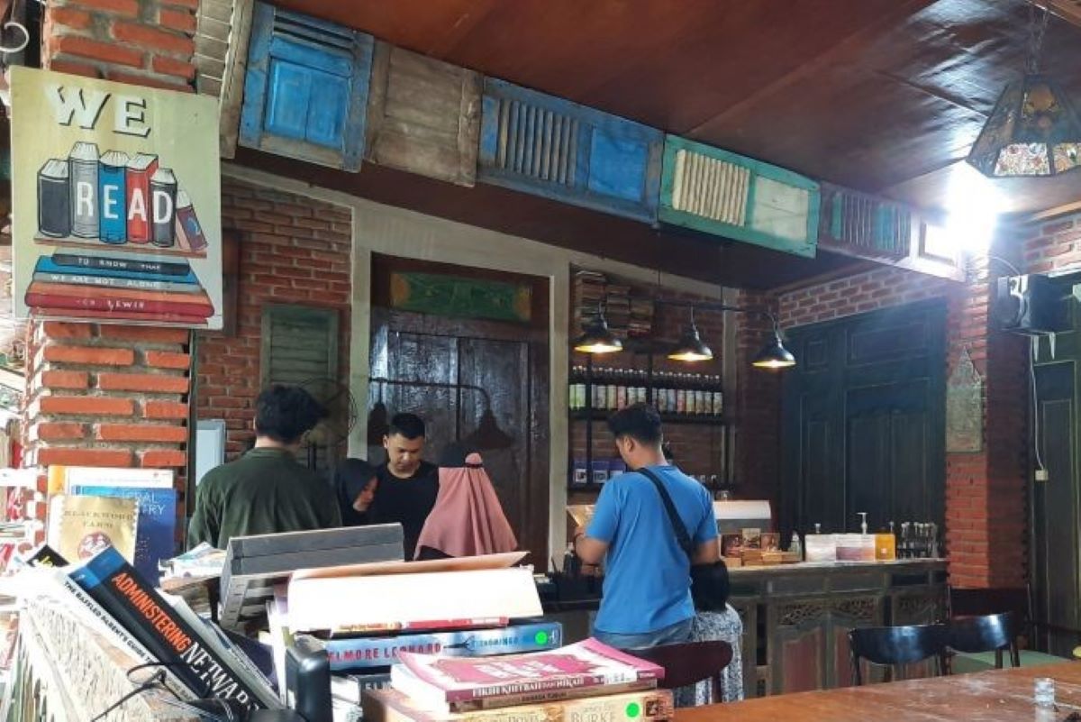 Ilustrasi pengunjung di kawasan perhotelan Kuningan. (Fathnur Rohman/Antara)