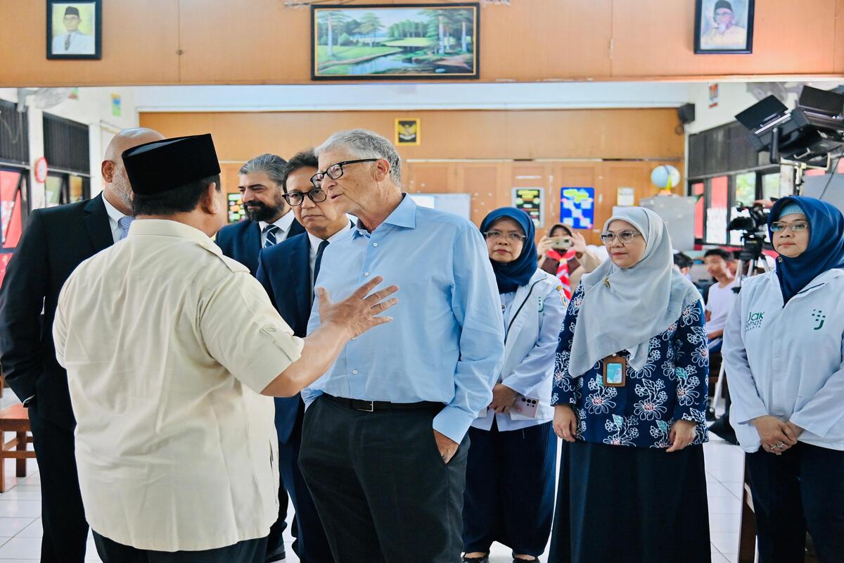 Presiden Prabowo Subianto dan Bill Gates saat menyapa siswa SDN Jati 03 Jakarta dalam kunjungan mendadak ke sekolah tersebut. (Dok. setneg.go.id).