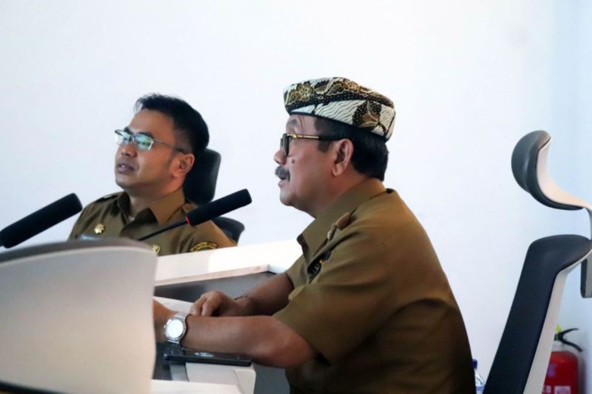 Bupati Cirebon Imron (kanan) di Kantor Pemkab Cirebon. (Fathnur Rohman/Antara)