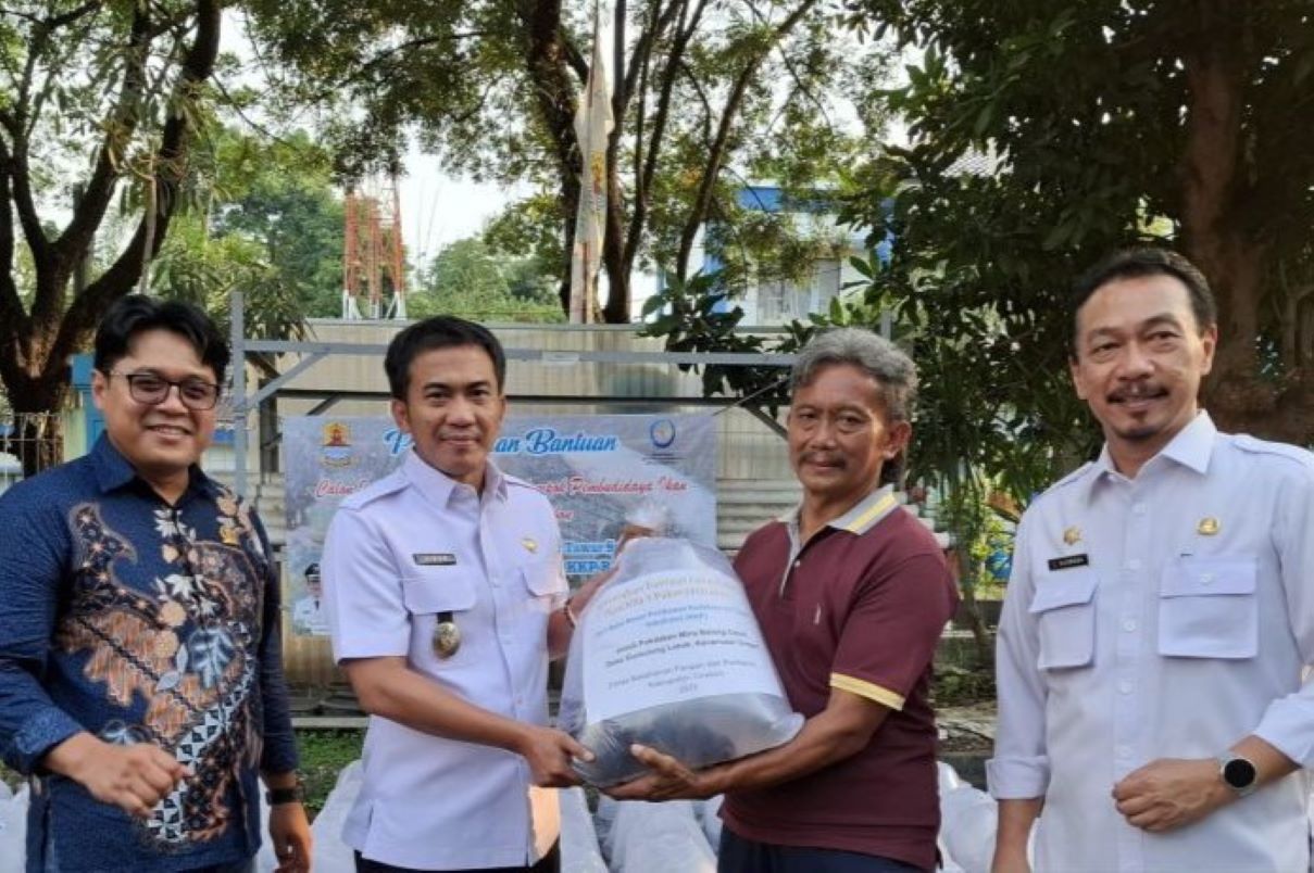 DKPP Kabupaten Cirebon serahkan bantuan kepada lima pokdakan di Cirebon. (Fathnur Rohman/Antara)