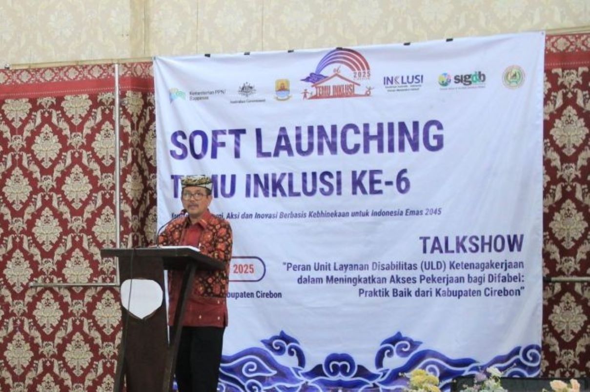Bupati Cirebon Imron menghadiri soft launching kegiatan Temu Inklusi ke-6 di Cirebon, Kamis (8/5). (Fathnur Rohman/Antara)