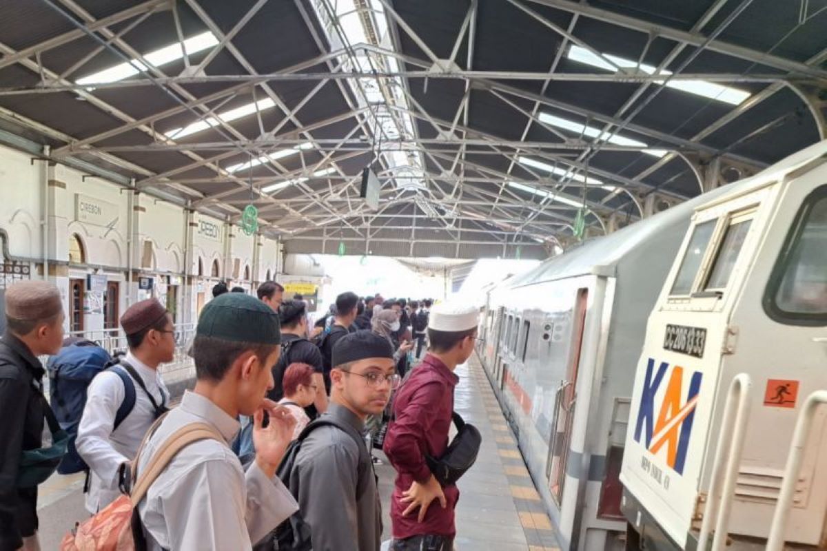 Penumpang kereta api di Stasiun Cirebon. (Humas KAI Daop 3 Cirebon/Antara)  