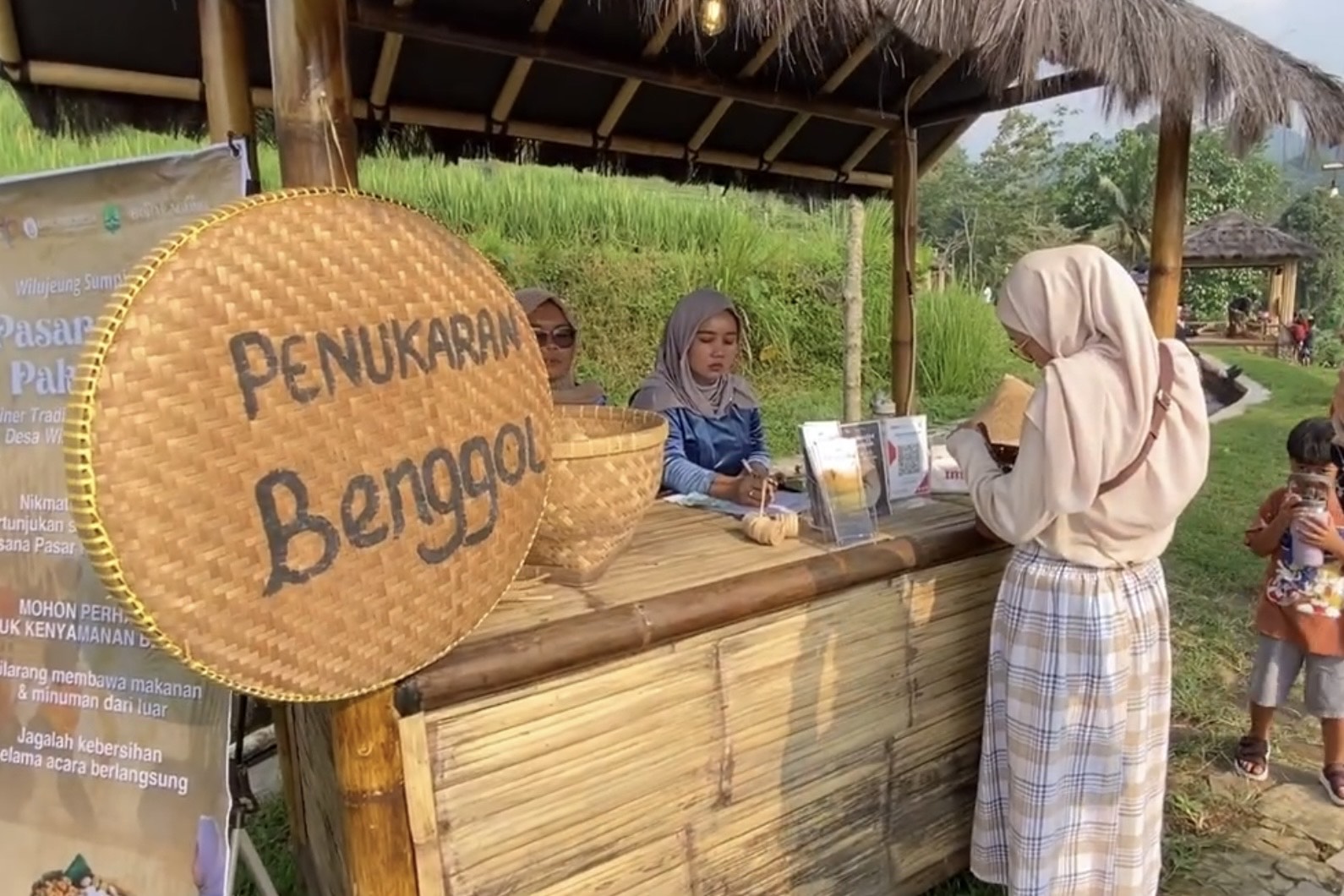 Penukaran benggol di Pasar Bumi Pakuwon Majalengka. (tangkap layar YouTube Explore Family)