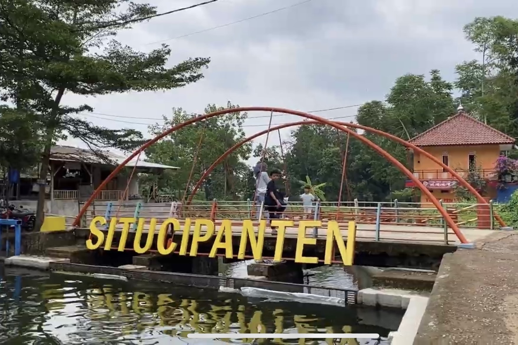 Nalisa Cipanten Resto yang terletak di kawasan Situ cipanten. (tangkap layar YouTube Explore Family)