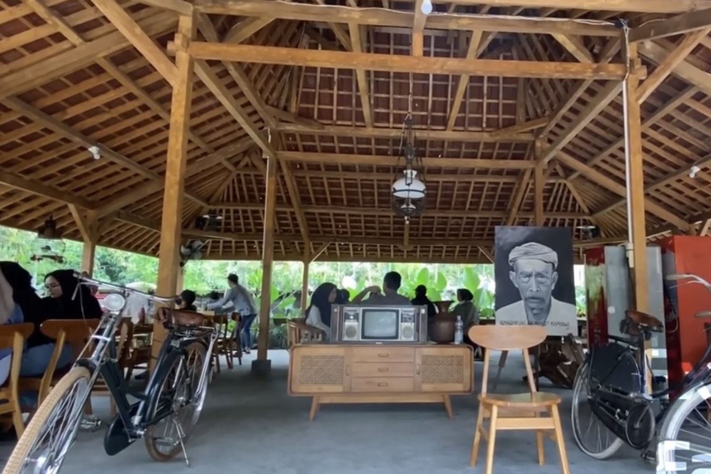 Kampung Mertua Cafe & Resto di Majalengka. (tangkap layar YouTube Explore Family)