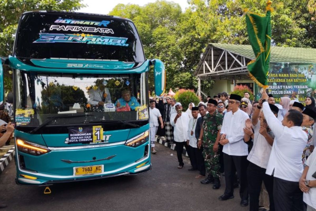 Pemberangkatan rombongan pertama calon haji di Kota Cirebon, Senin (12/5). (Fathnur Rohman/Antara)