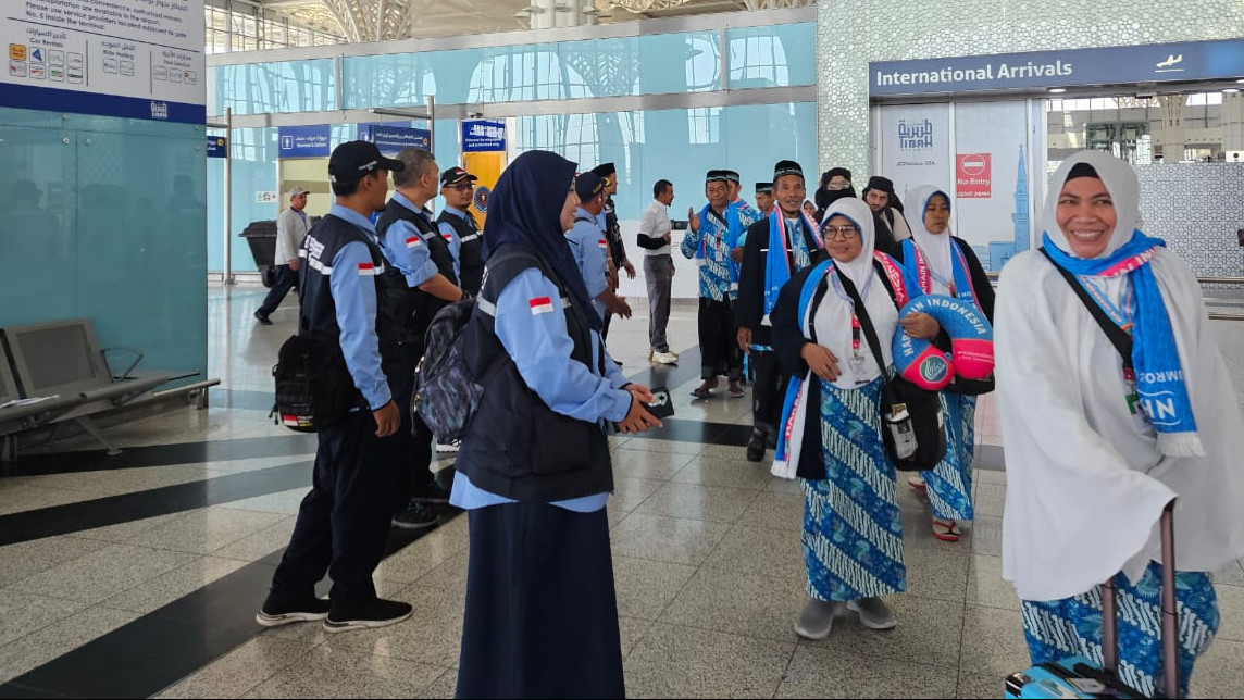 Jemaah haji khusus tiba di Bandara AMAA Madinah dan disambut petugas PPIH Arab Saudi (Dok. kemenag.go.id)