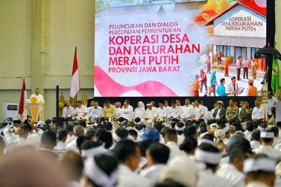 Menko Pangan Zulkifli Hasan meluncurkan program strategis Percepatan Pembentukan Koperasi Desa/Kelurahan Merah Putih (KDMP). (Dok. jabarprov.go.id)