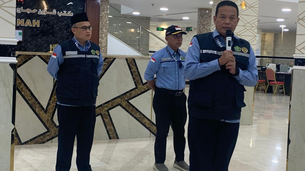 Kolonel Harun Arrasyid saat memberikan pengarahan dalam apel pagi di Kantor Daker Madinah, Sabtu (17/5/2025) (Dok. kemenag.go.id)